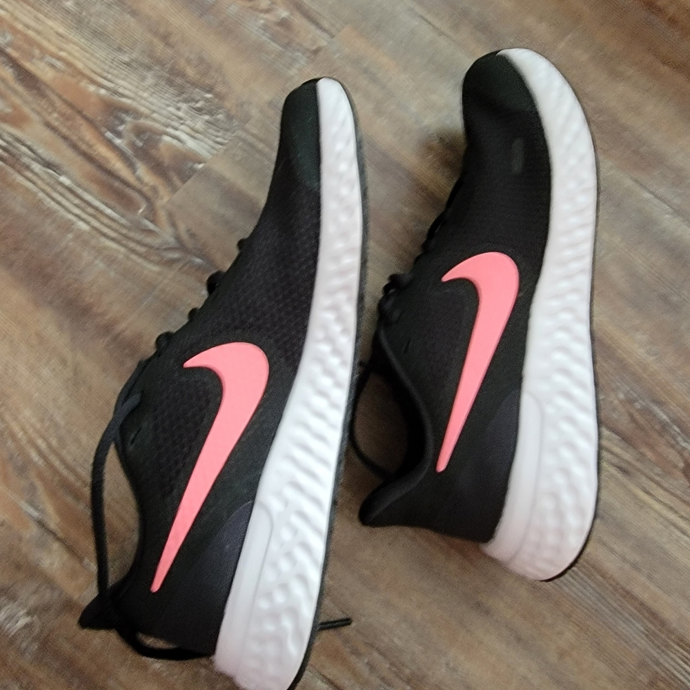 NWOT women's Nike shoes